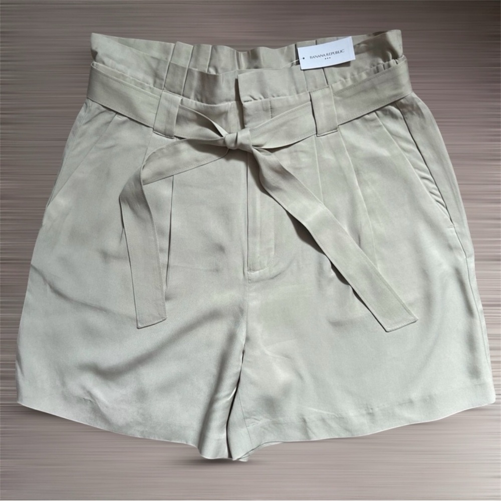 NWT Banana Republic Paper Bag Waist Shorts with Tie Belt- Color: Stone Sz:6